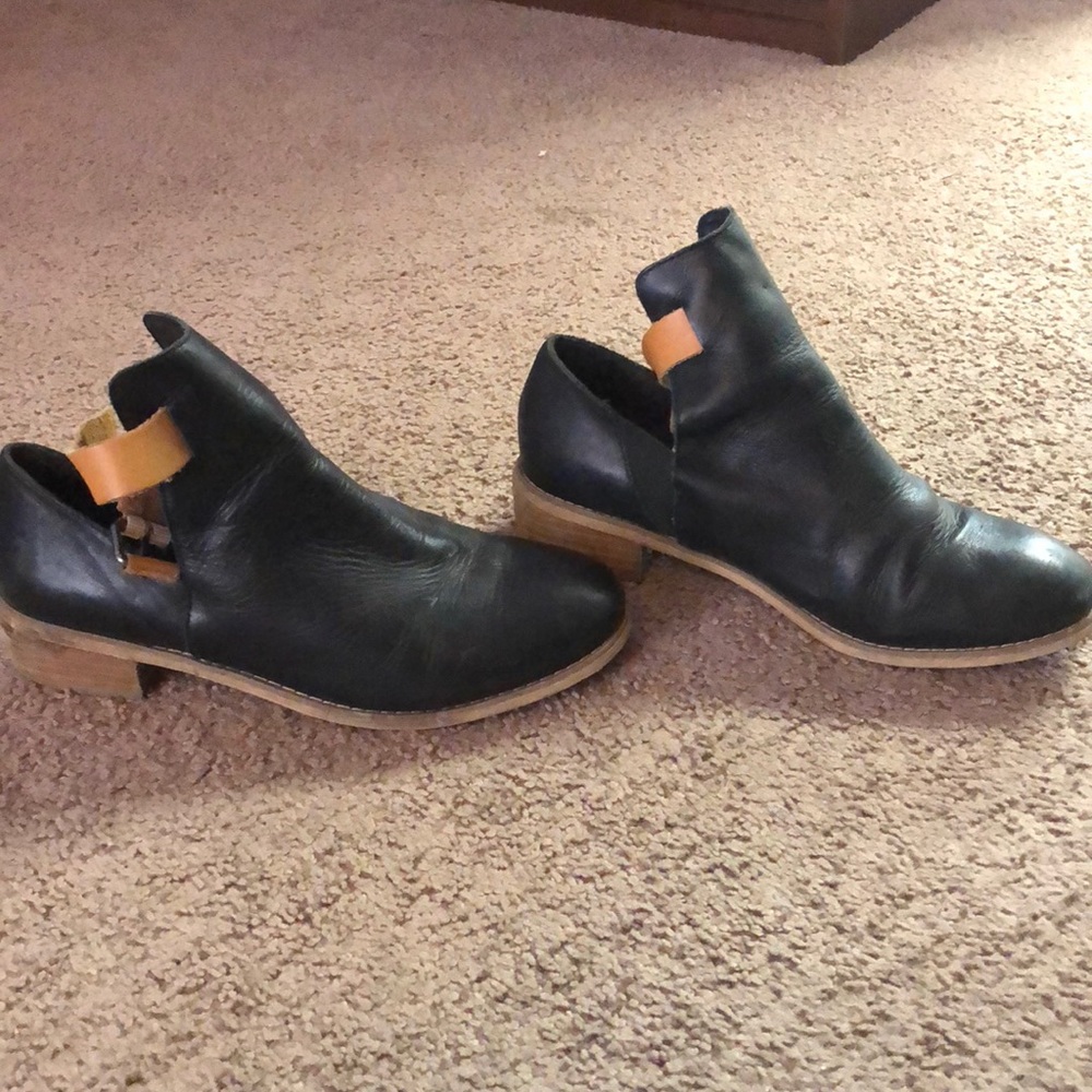 Leather ankle boots with cute leather strap
